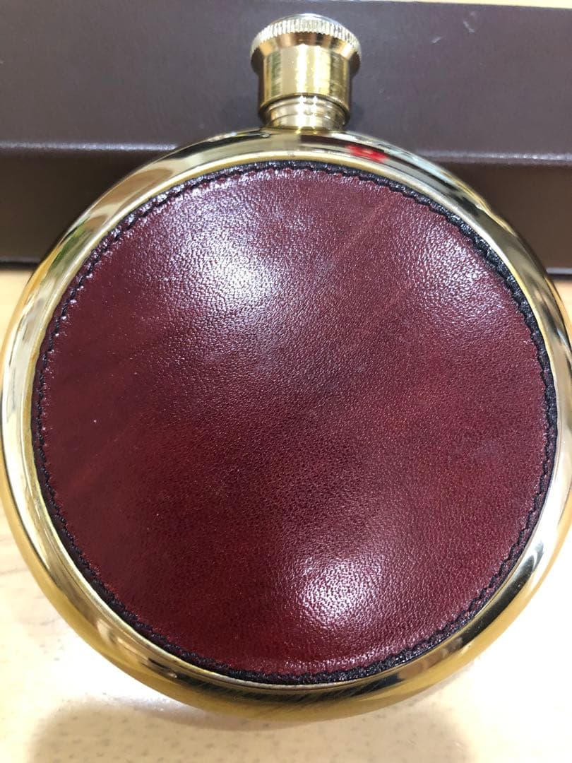 容器のみアイグナー　ヴィンテージ携帯用洋酒ボトル　直径　10㎝　部分的に本革貼り