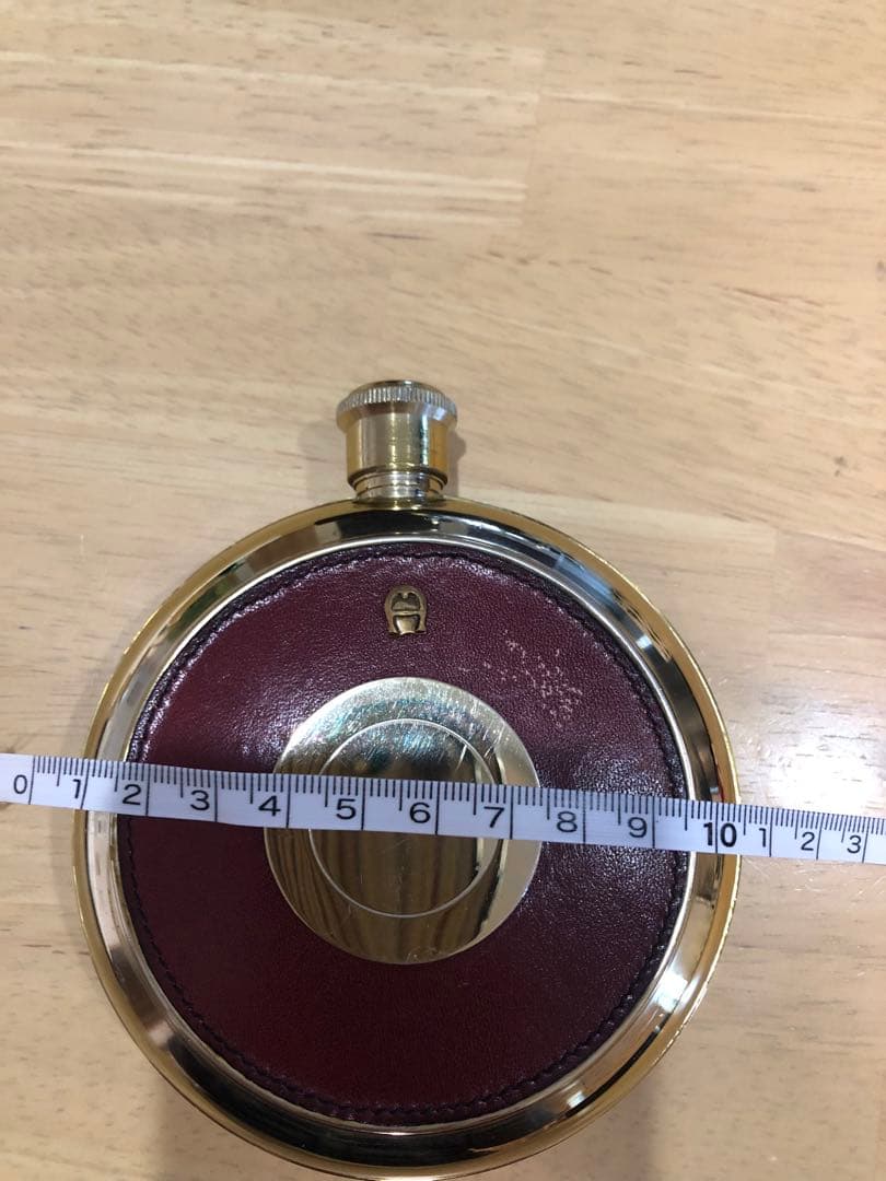 容器のみアイグナー　ヴィンテージ携帯用洋酒ボトル　直径　10㎝　部分的に本革貼り