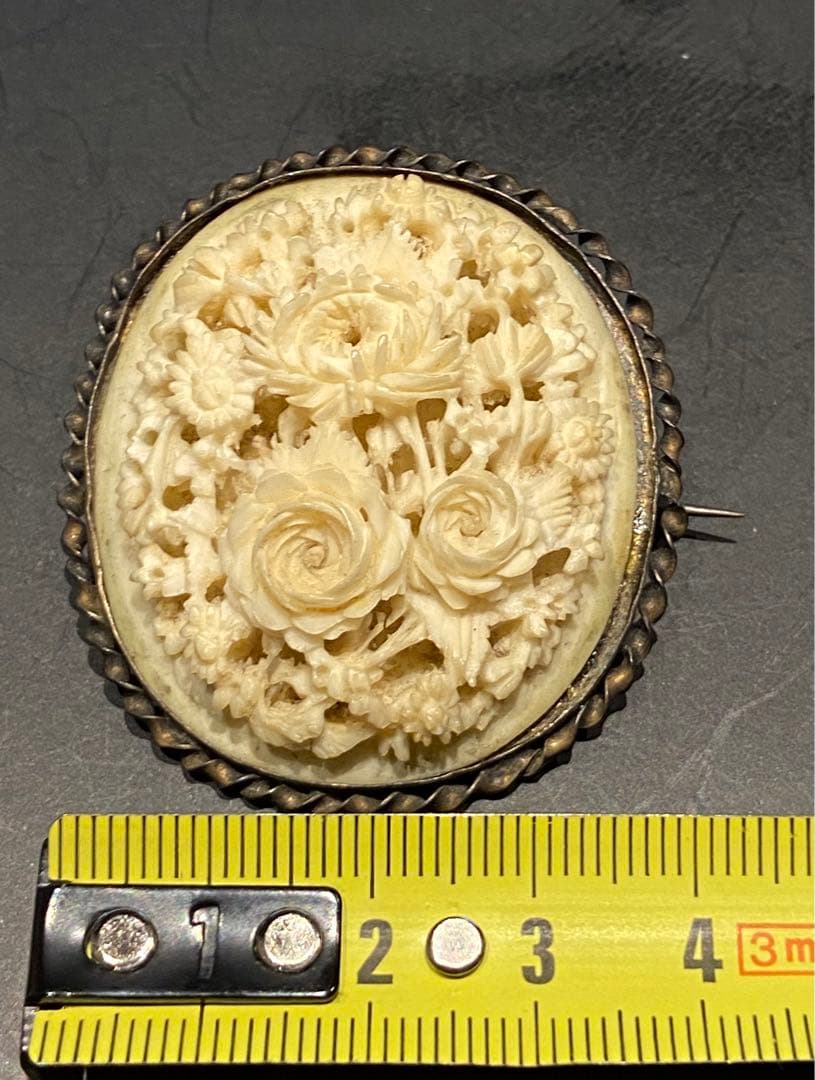 希少　アンティーク　ボーンアート　手彫りブローチk