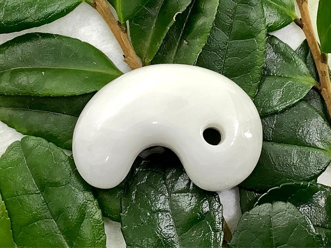 ⭕️お値段ご遠慮無く‼️　糸魚川翡翠勾玉の白翡翠お探しの方　卸しお値段にて　お早目に