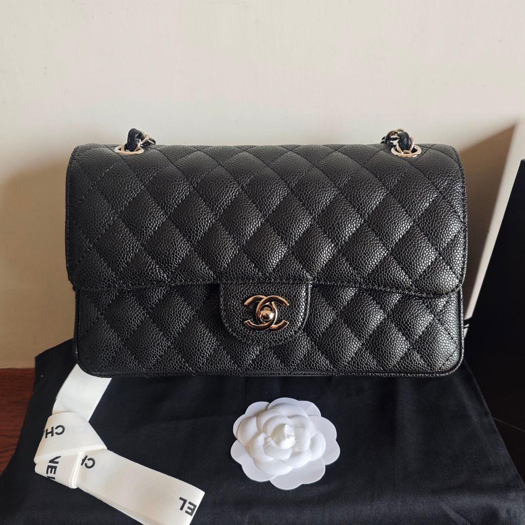 キルティングデザインのブラックレザーショルダーバッグ