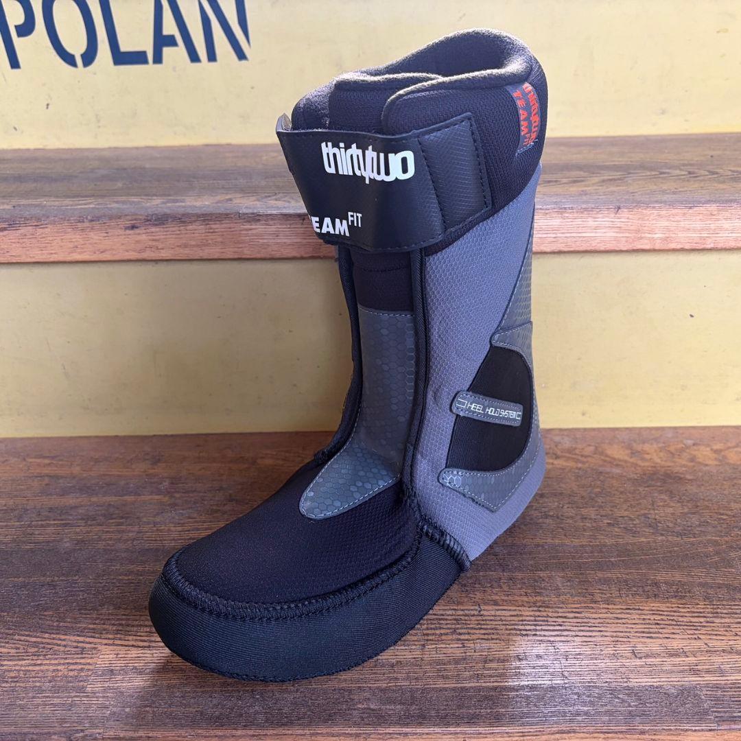 THIRTYTWO 2026 【LASHED】BLACK/GUM 27.5cm