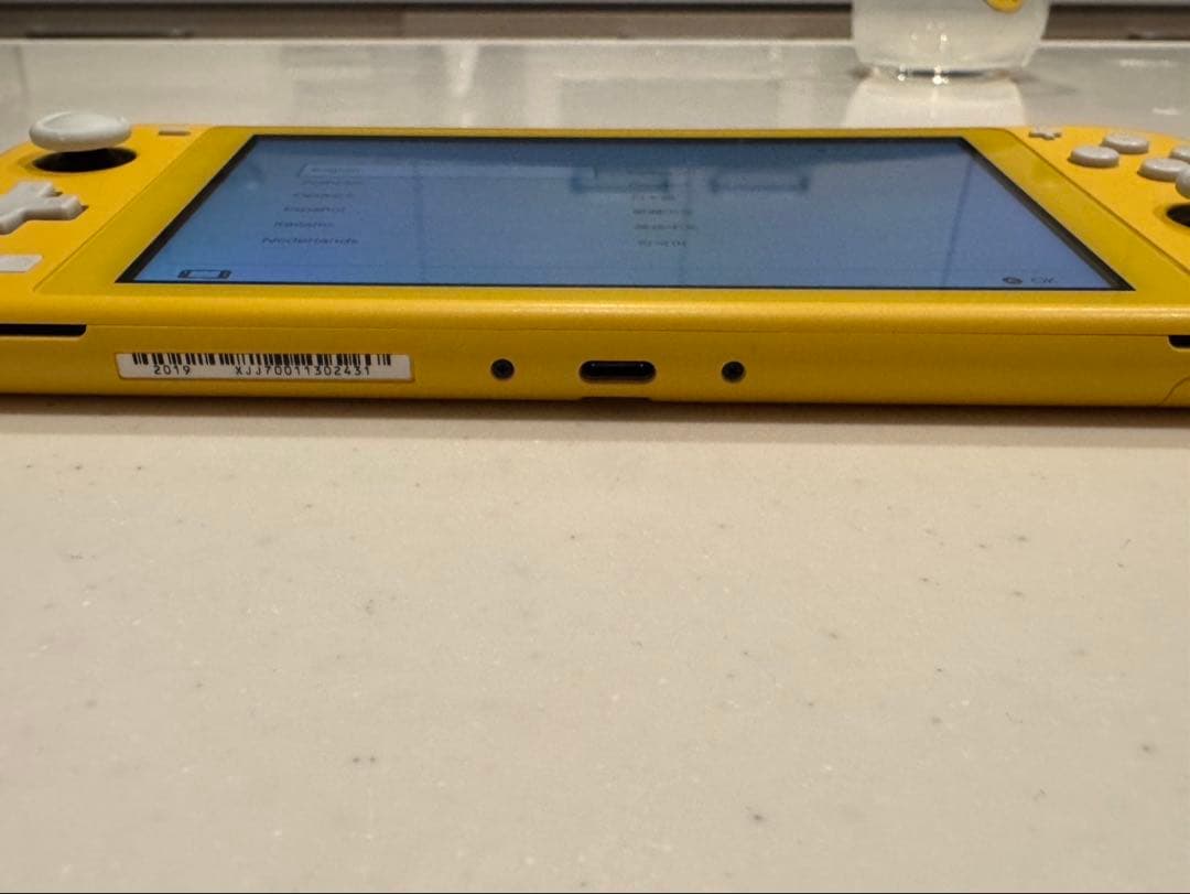 【ほぼ未使用】Switch Lite イエロー 本体・箱・充電器付き