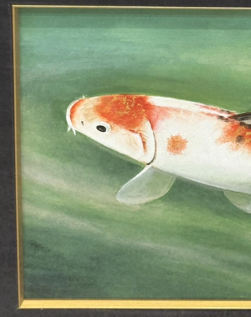 素晴らしい　緑の水中を泳ぐ鯉の美しい日本画