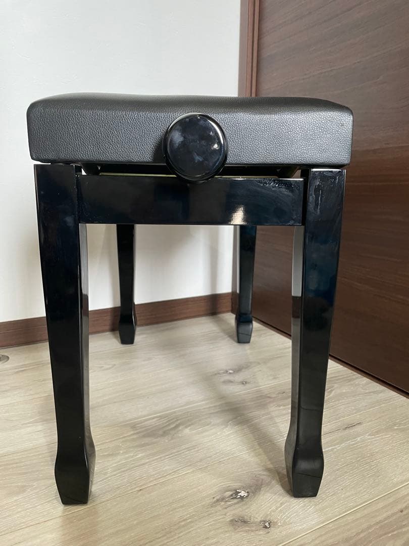 中古良品.６つボタン.ピアノ椅子