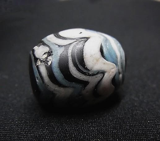 ★G2703★古代とんぼ玉 (A47) イスラム大粒　ガラスビーズ　かきあげ文様