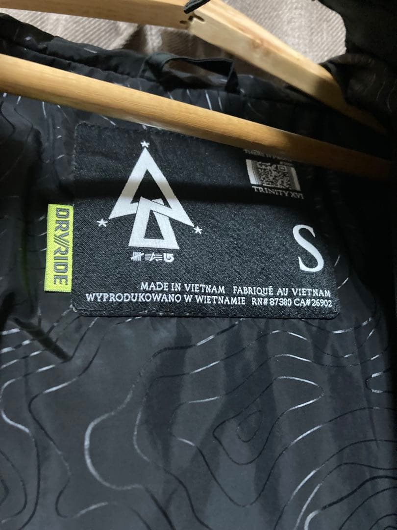 BURTON （バートン）×UNDEFEATED × Alphaのコラボウェア