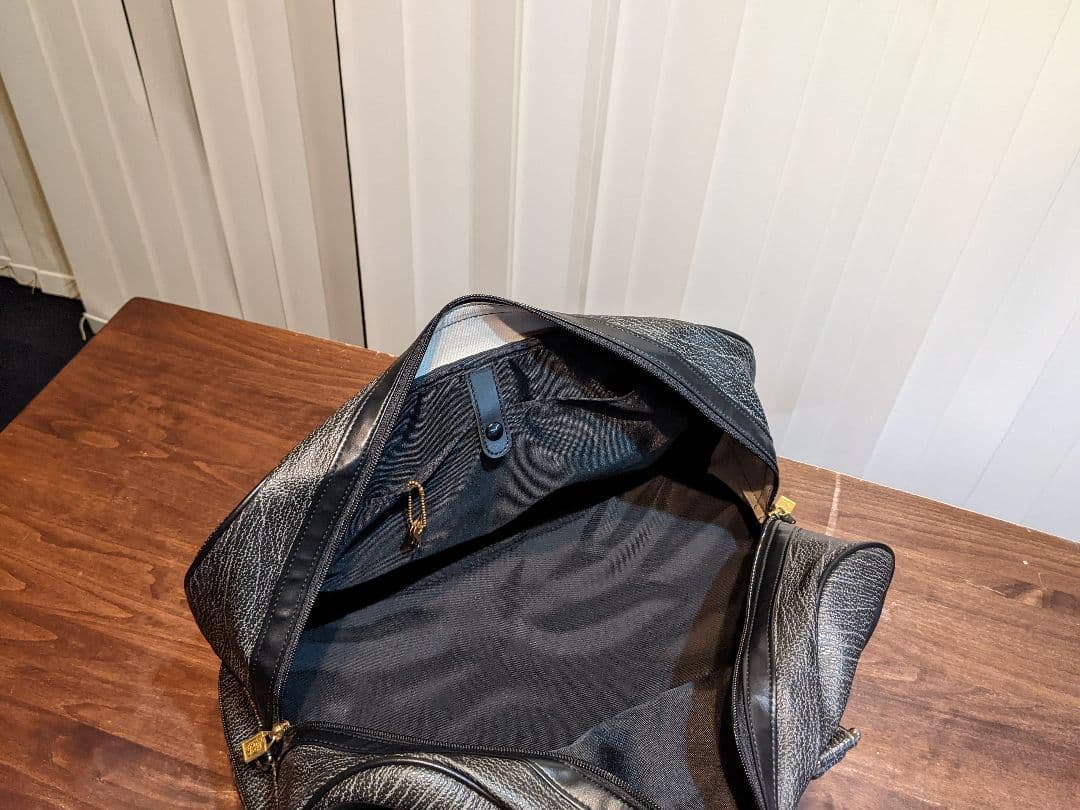 ブラック&ホワイト　ゴルフ　ボストンバッグ　レザー調　2層式　靴　サメ革　系　黒