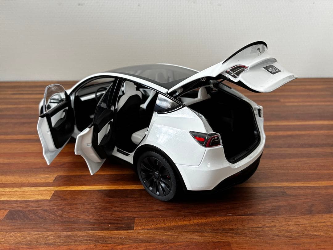 テスラ ミニカー Model Y モデルY 1:18 TESLA