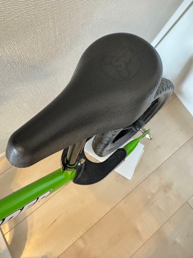 ストライダー スポーツタイプ　グリーン 12インチ　スタンド付