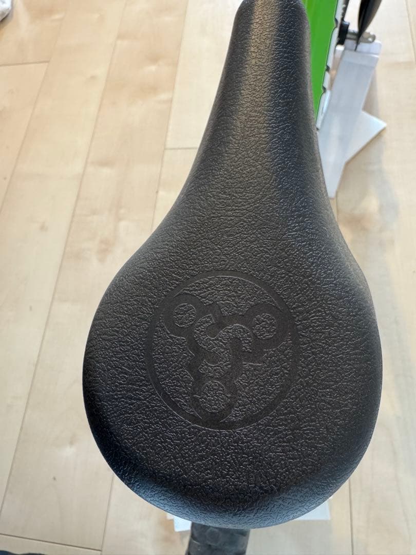 ストライダー スポーツタイプ　グリーン 12インチ　スタンド付