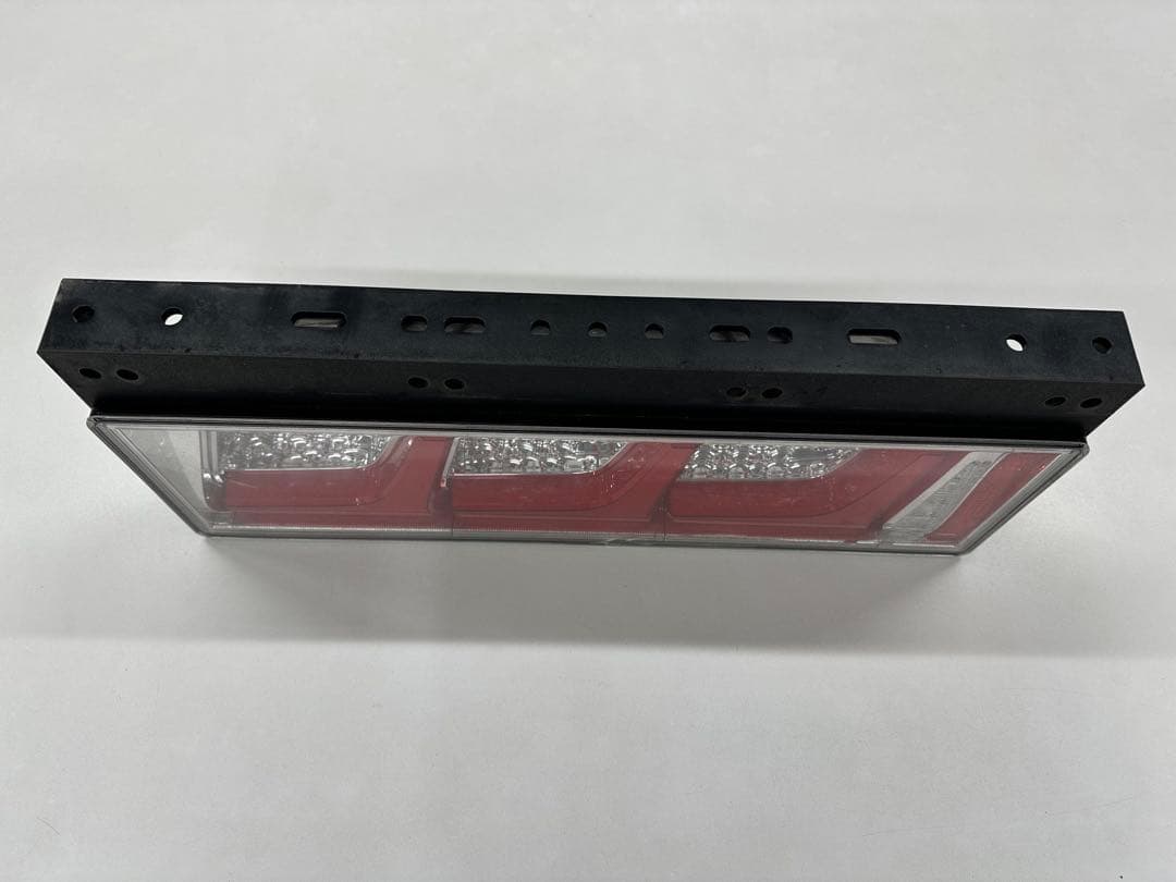 KOITO 小糸　テールランプ　3連　シーケンシャルタイプ 右のみ　レッド