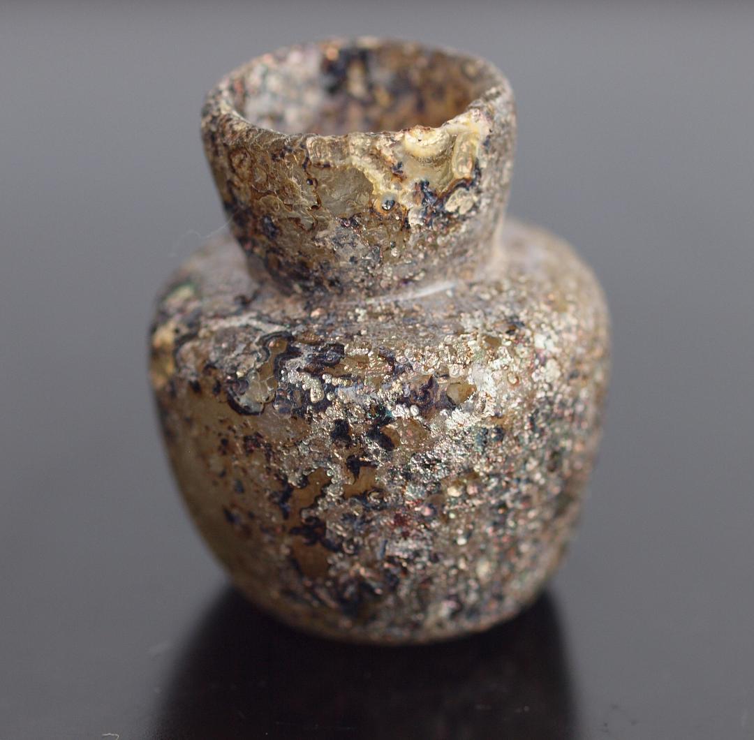 薄黄緑ガラスの胎を、赤紫や青緑の銀化が美しく飾る、香油入れローマン・ガラス小瓶