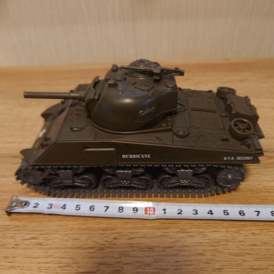 戦車と軍用トラックのミニチュアモデルセット おまけ付き