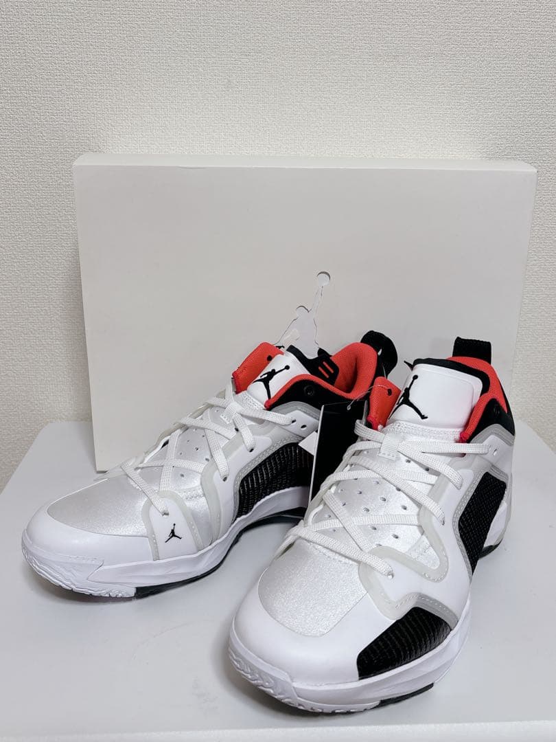 新品・未使用NIKE エアジョーダン 37 ロー PFホワイトバッシュ26.5㎝