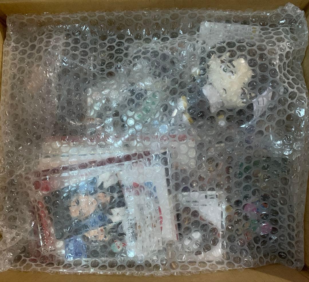 ☆進撃の巨人　グッズ まとめ売り　缶バッジ　紙類　キーホルダー他　約250点