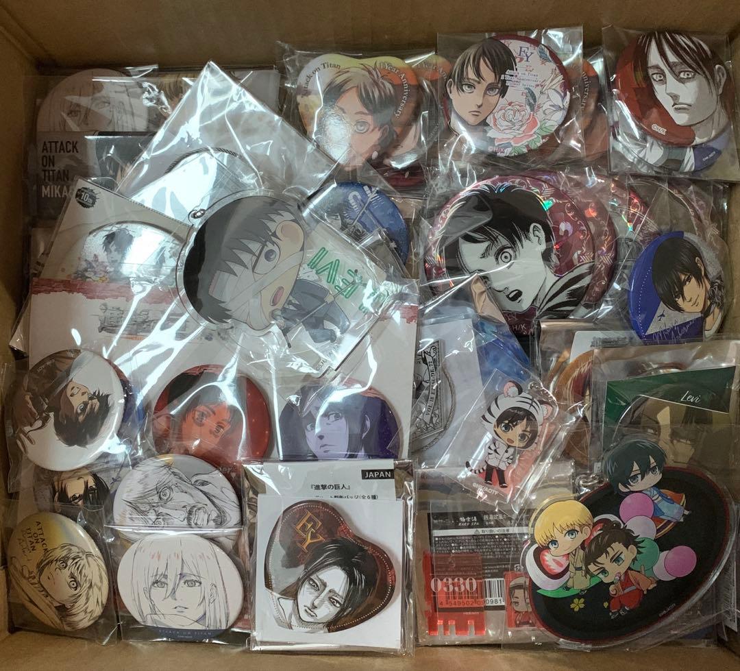 ☆進撃の巨人　グッズ まとめ売り　缶バッジ　紙類　キーホルダー他　約250点