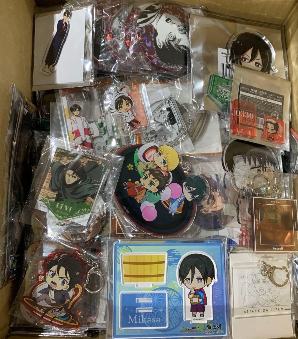 ☆進撃の巨人　グッズ まとめ売り　缶バッジ　紙類　キーホルダー他　約250点