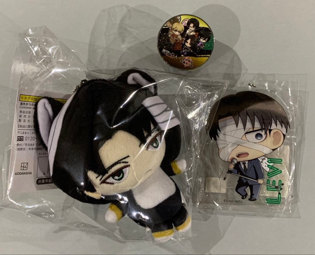 ☆進撃の巨人　グッズ まとめ売り　缶バッジ　紙類　キーホルダー他　約250点