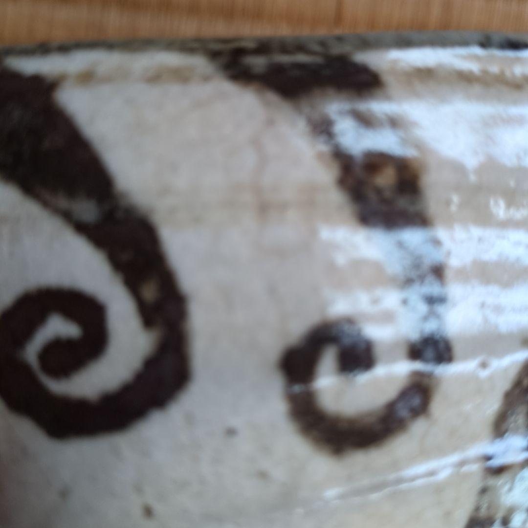 茶碗 白色 黒色模様 木箱付き　織部茶碗　わらび文様　織部焼　直径約13cm