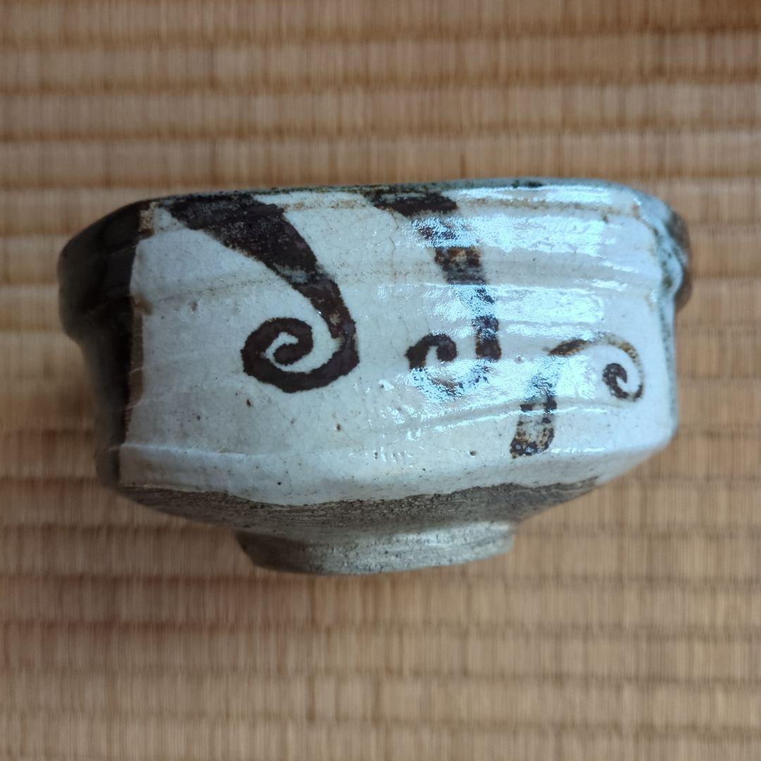茶碗 白色 黒色模様 木箱付き　織部茶碗　わらび文様　織部焼　直径約13cm