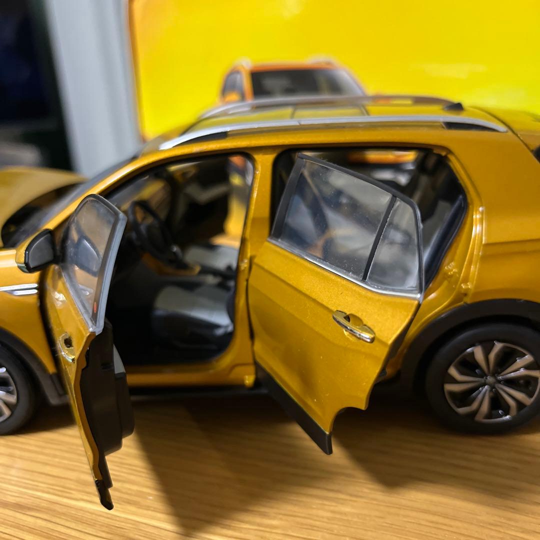 Volkswagen T-Cross ゴールド 1/18ミニカー