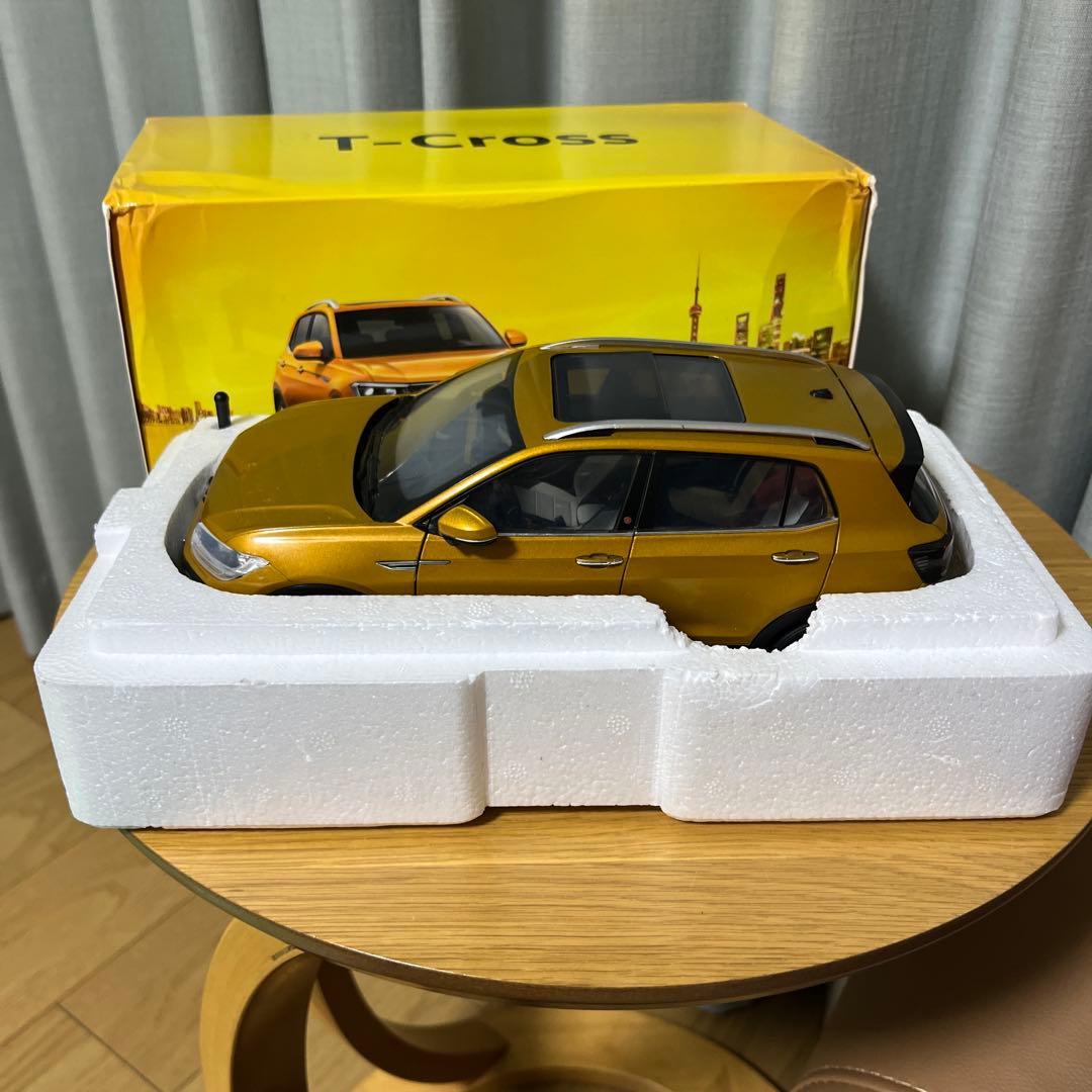 Volkswagen T-Cross ゴールド 1/18ミニカー