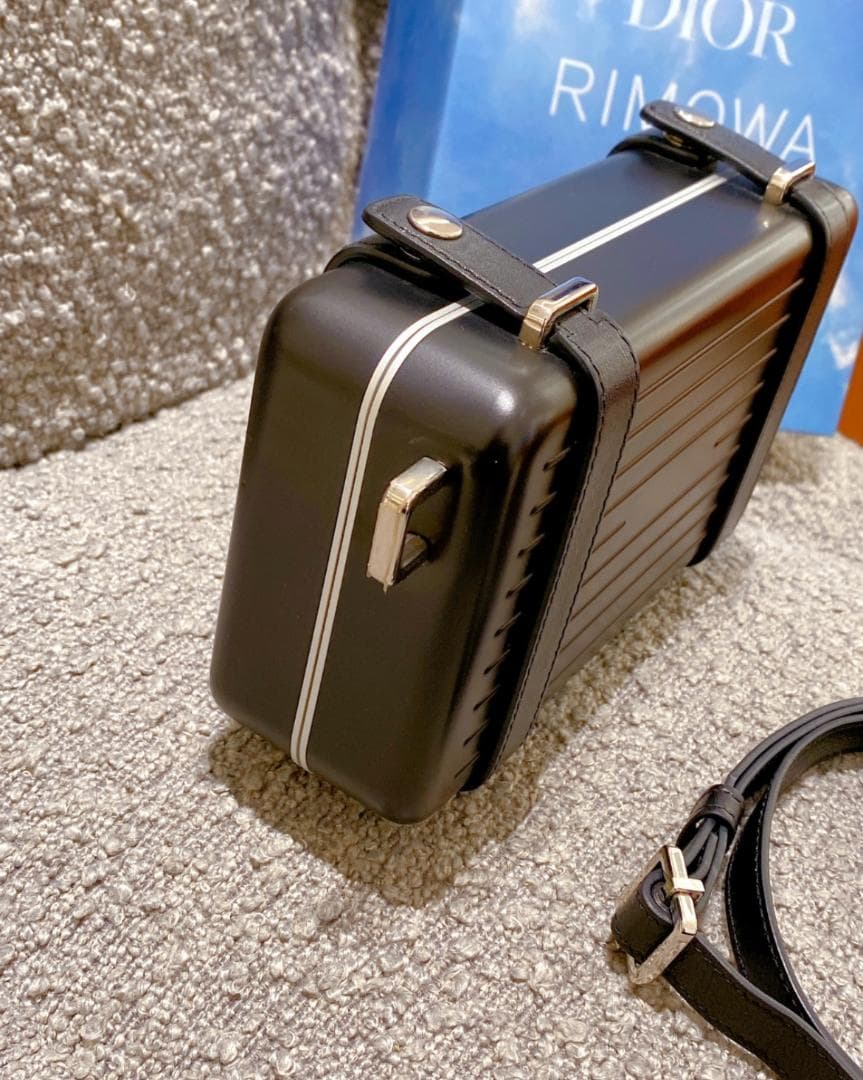 美品ブラック　クロスボディバッグ　肩掛け　ショルダーバッグ