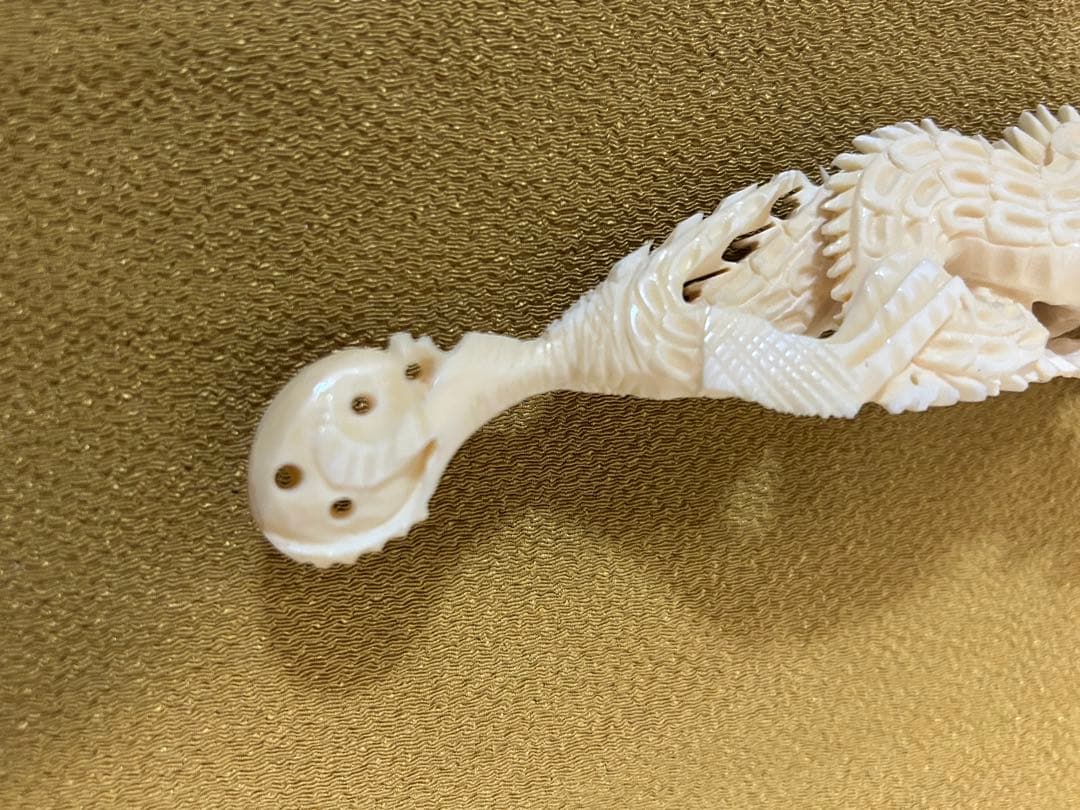 マンモスの牙や天然素材から彫られた、龍や鳳凰の精巧な透かし彫りが施された彫刻品