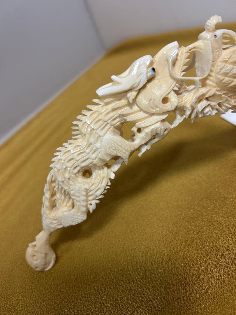 マンモスの牙や天然素材から彫られた、龍や鳳凰の精巧な透かし彫りが施された彫刻品