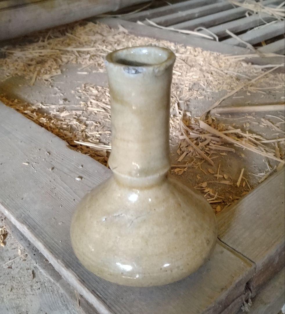 山野草が似合う逸品、信楽焼の風情ある花生（はないけ）