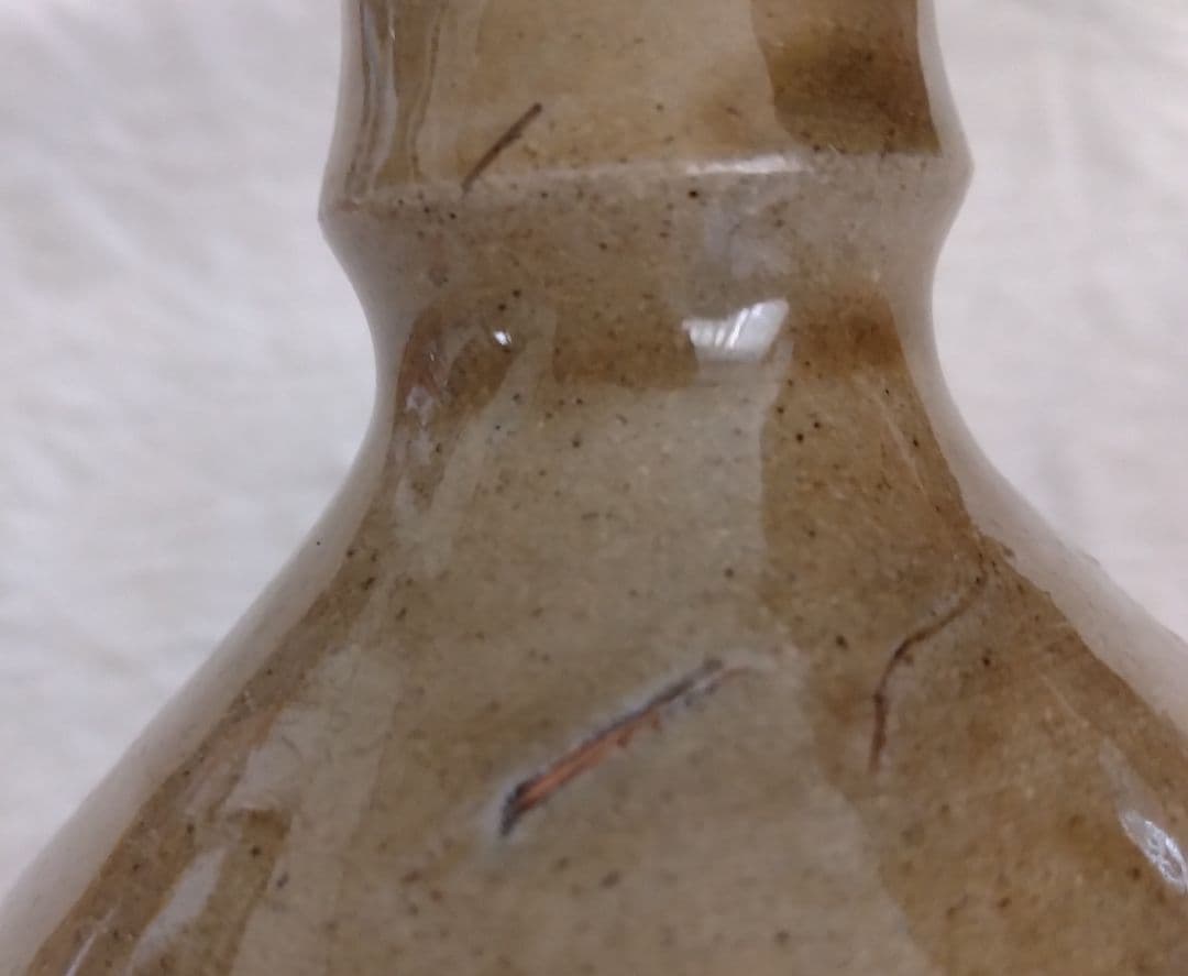 山野草が似合う逸品、信楽焼の風情ある花生（はないけ）