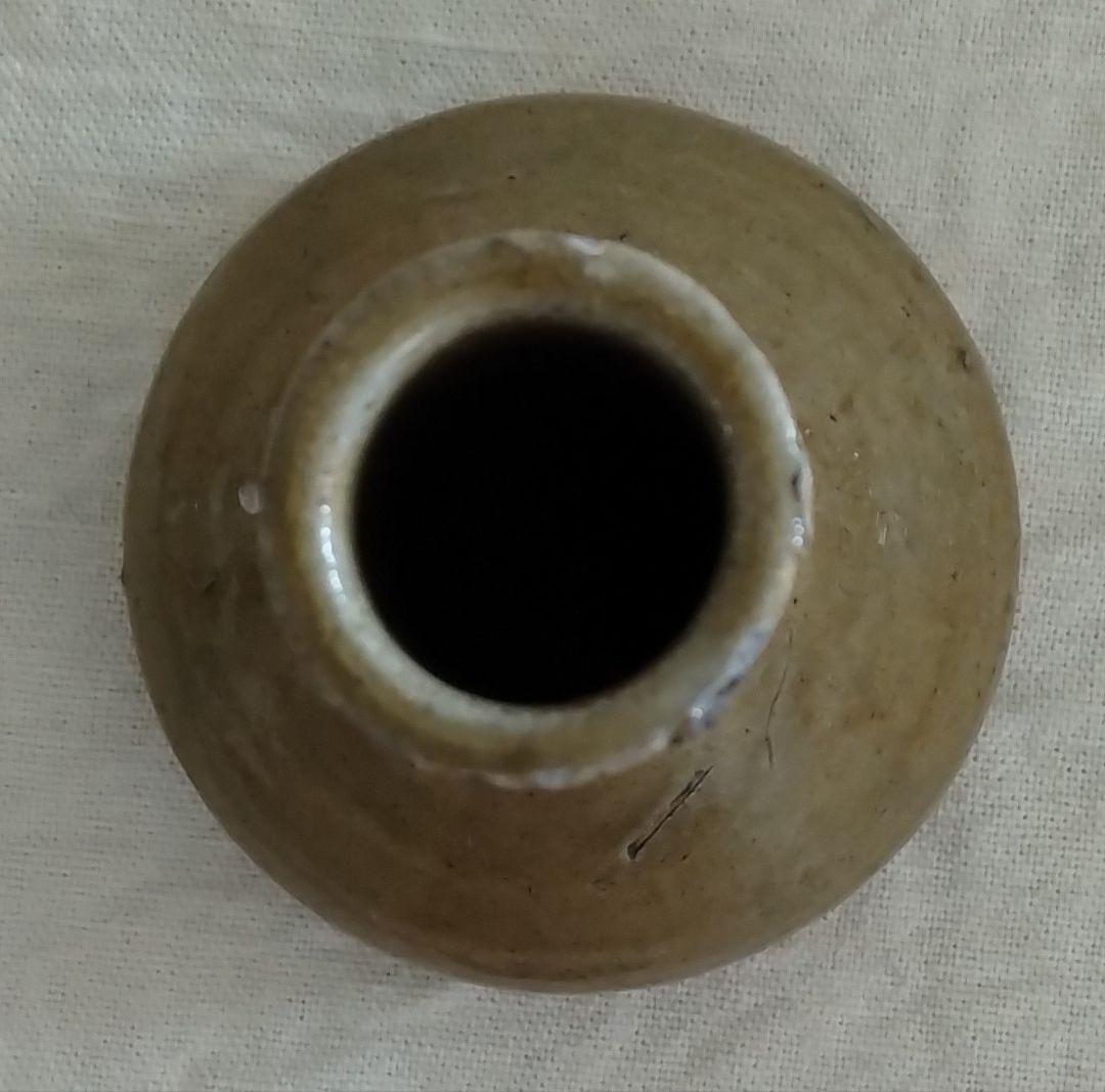 山野草が似合う逸品、信楽焼の風情ある花生（はないけ）