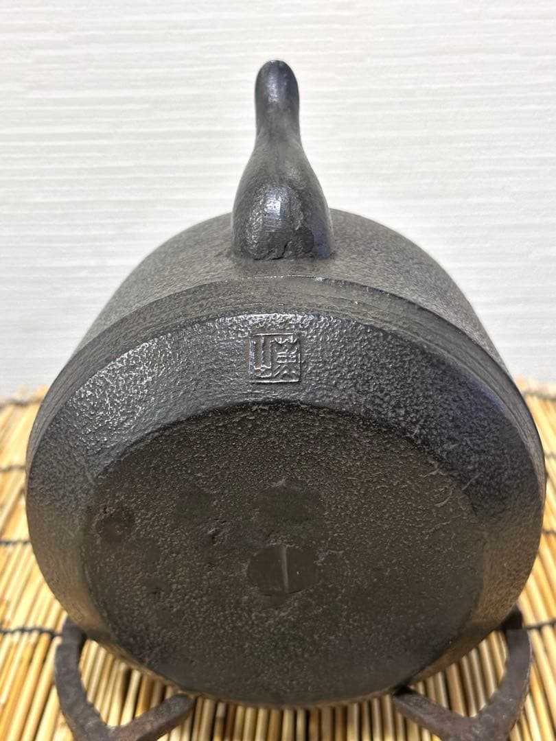 未使用品、タグ、供箱付　南部薫山工房造　面取型１０型　南部鉄瓶　南部鉄器　鉄瓶