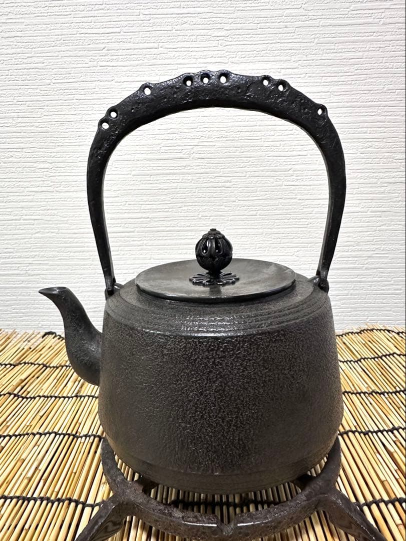 未使用品、タグ、供箱付　南部薫山工房造　面取型１０型　南部鉄瓶　南部鉄器　鉄瓶