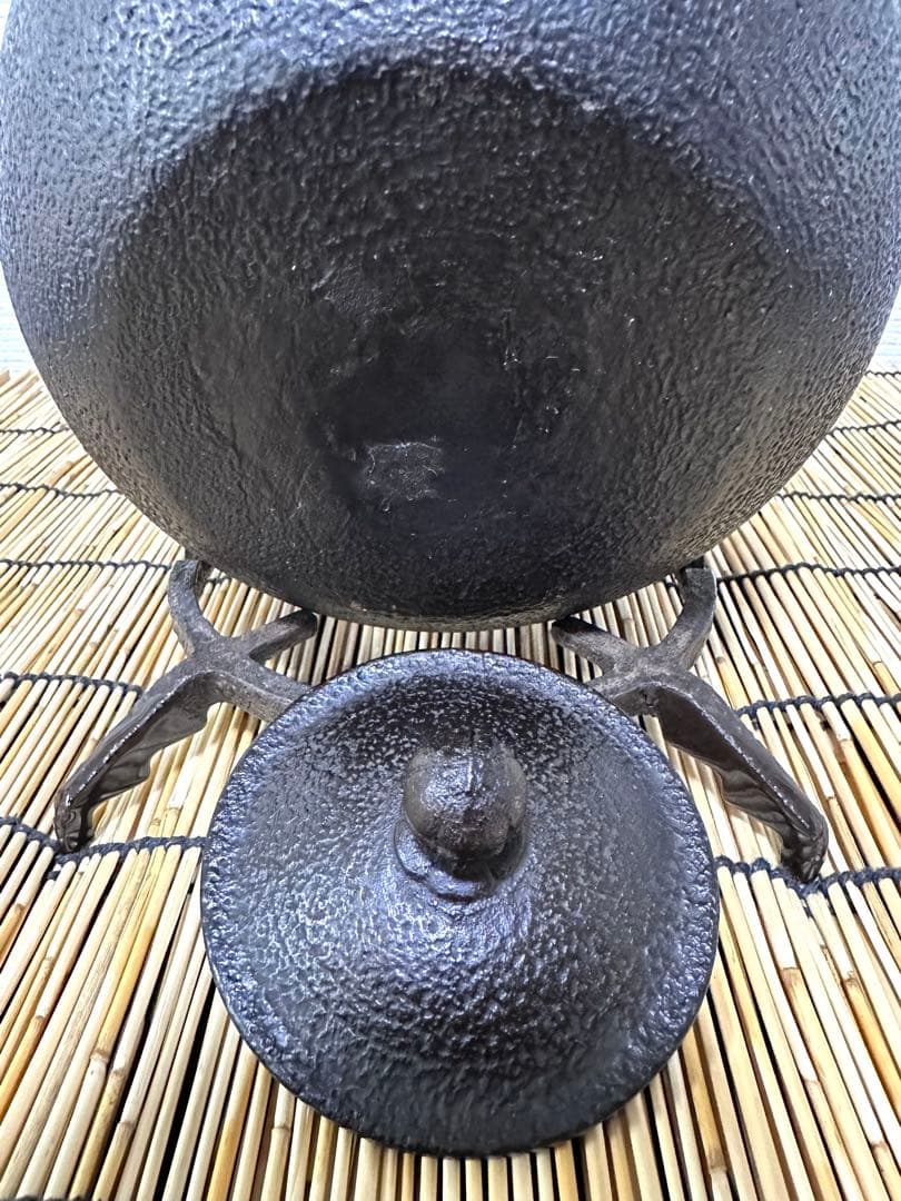 未使用品、付属品付　南部盛栄堂(ＯＩＧＥＮ)造　１８型酉紋様　南部鉄瓶 南部鉄器