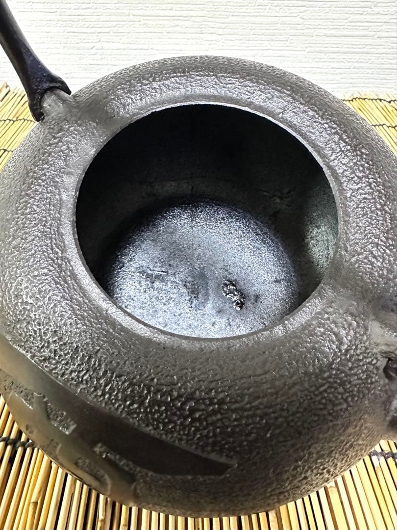 未使用品、付属品付　南部盛栄堂(ＯＩＧＥＮ)造　１８型酉紋様　南部鉄瓶 南部鉄器