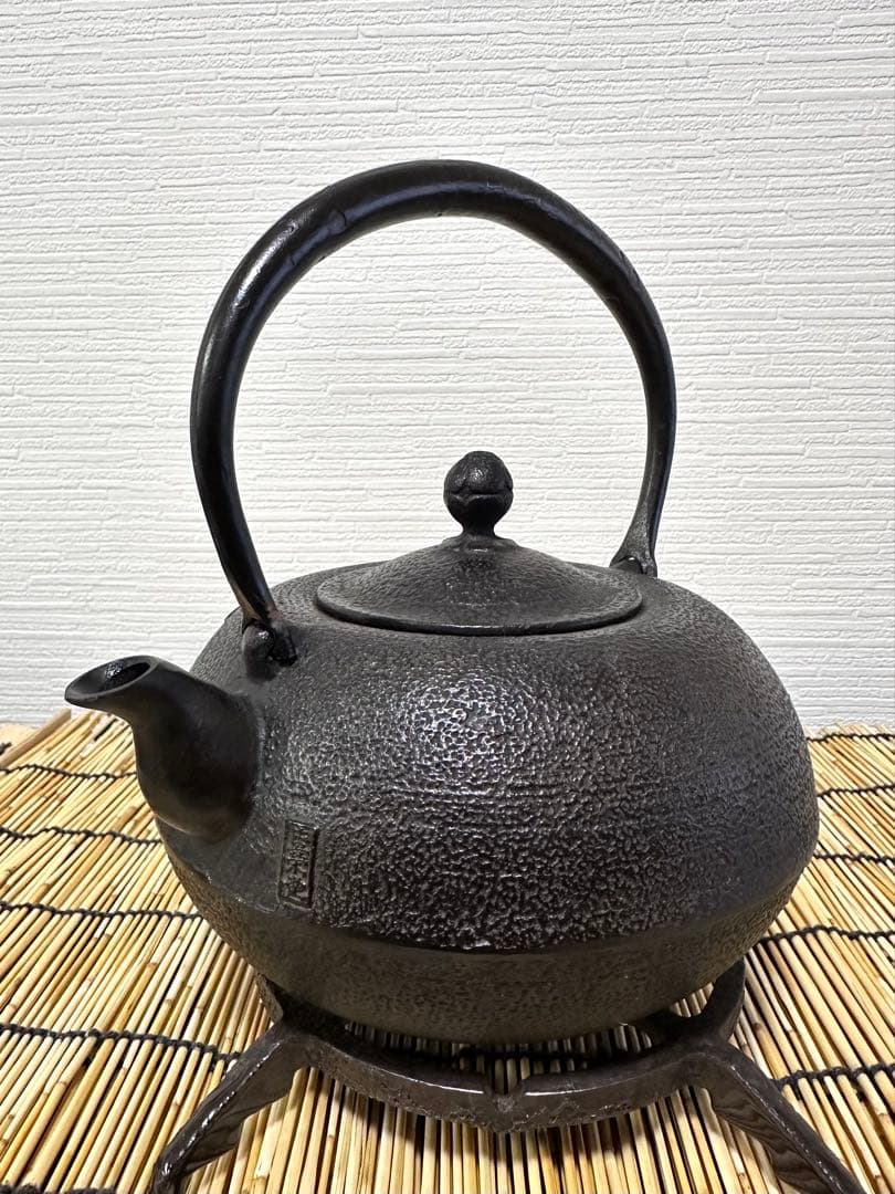 未使用品、付属品付　南部盛栄堂(ＯＩＧＥＮ)造　１８型酉紋様　南部鉄瓶 南部鉄器