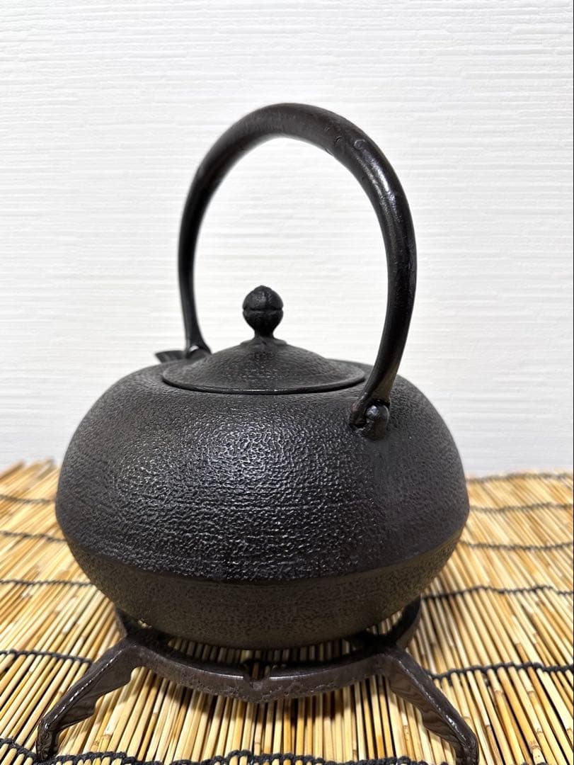 未使用品、付属品付　南部盛栄堂(ＯＩＧＥＮ)造　１８型酉紋様　南部鉄瓶 南部鉄器