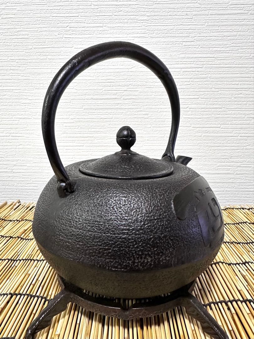 未使用品、付属品付　南部盛栄堂(ＯＩＧＥＮ)造　１８型酉紋様　南部鉄瓶 南部鉄器