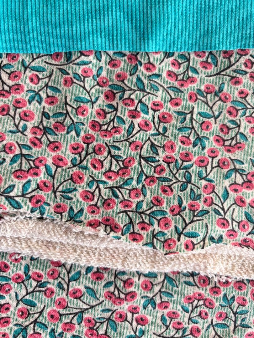 小花柄　裏毛ニット