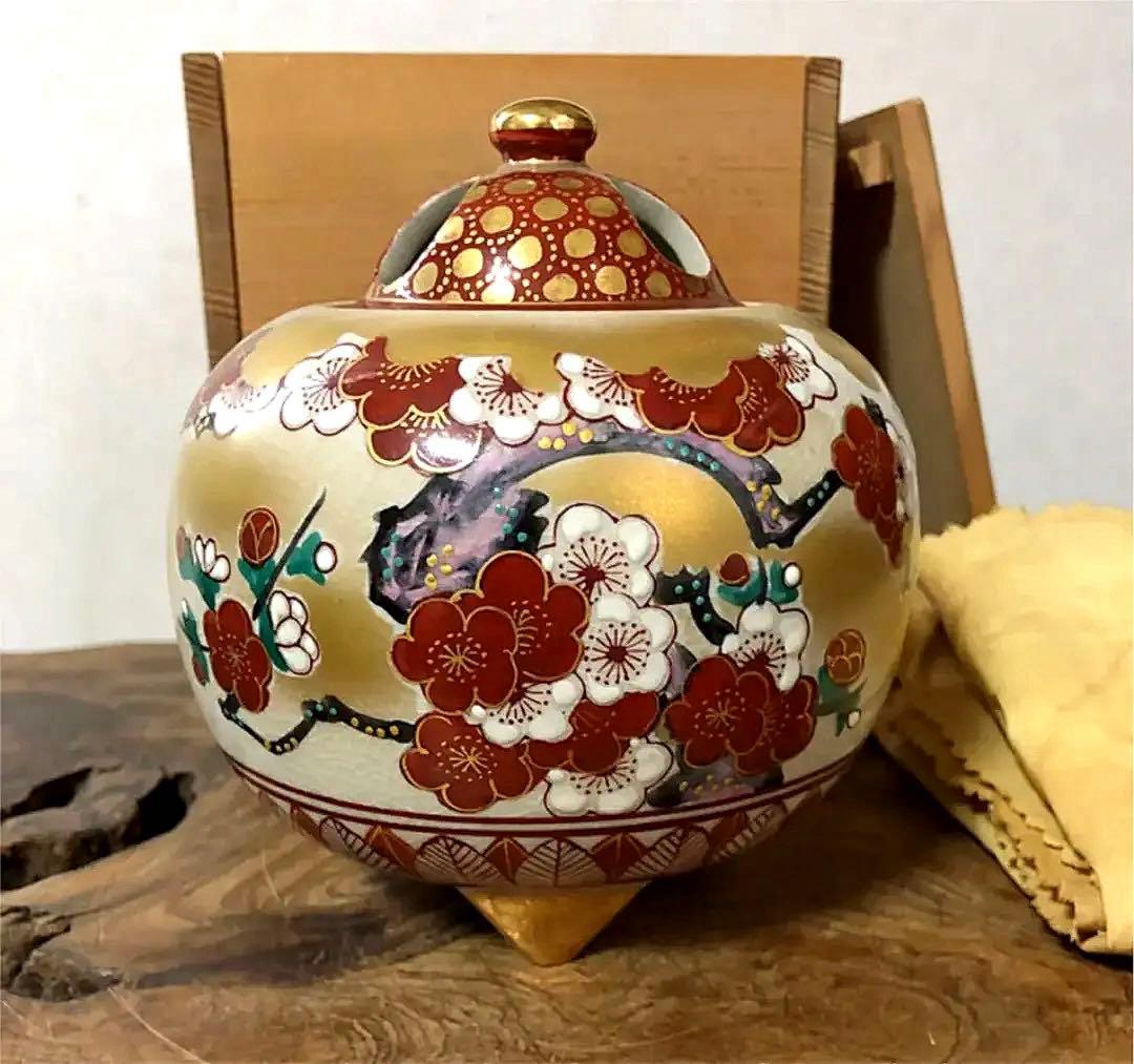 九谷 香呂 錦生 金彩 紅白梅紋 染付 三足 香呂 合わせ箱付き