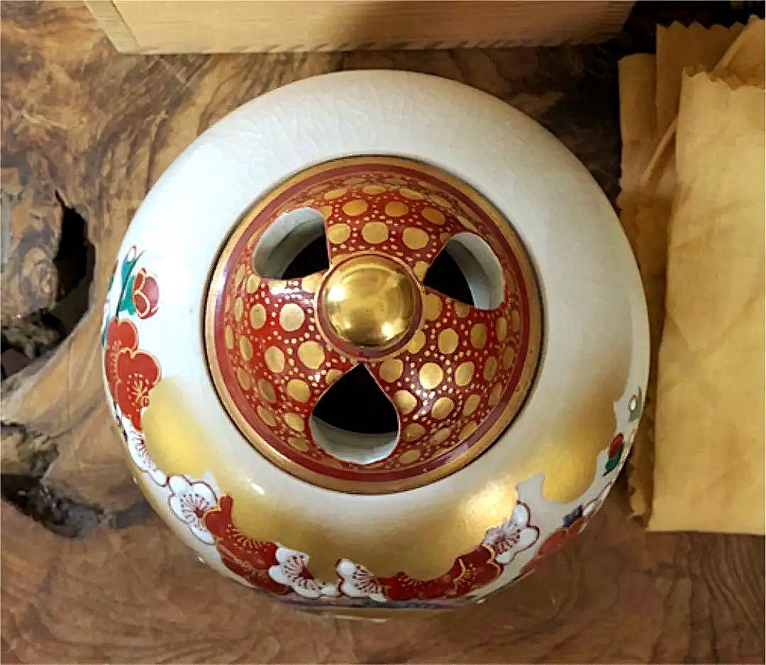 九谷 香呂 錦生 金彩 紅白梅紋 染付 三足 香呂 合わせ箱付き