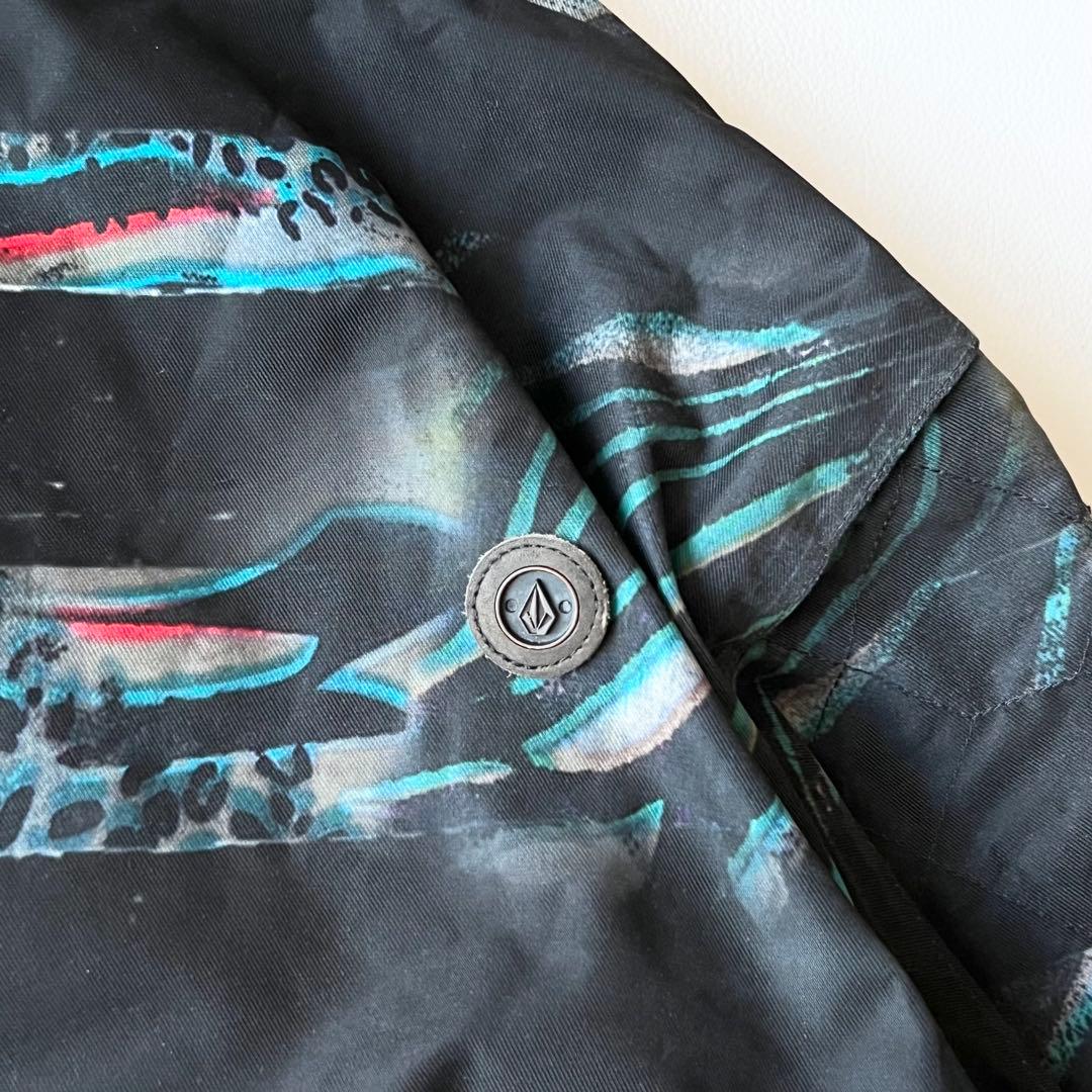 3288【美品】ボルコム　ジャケット 総柄 ボーダー アニマル柄　L 黒