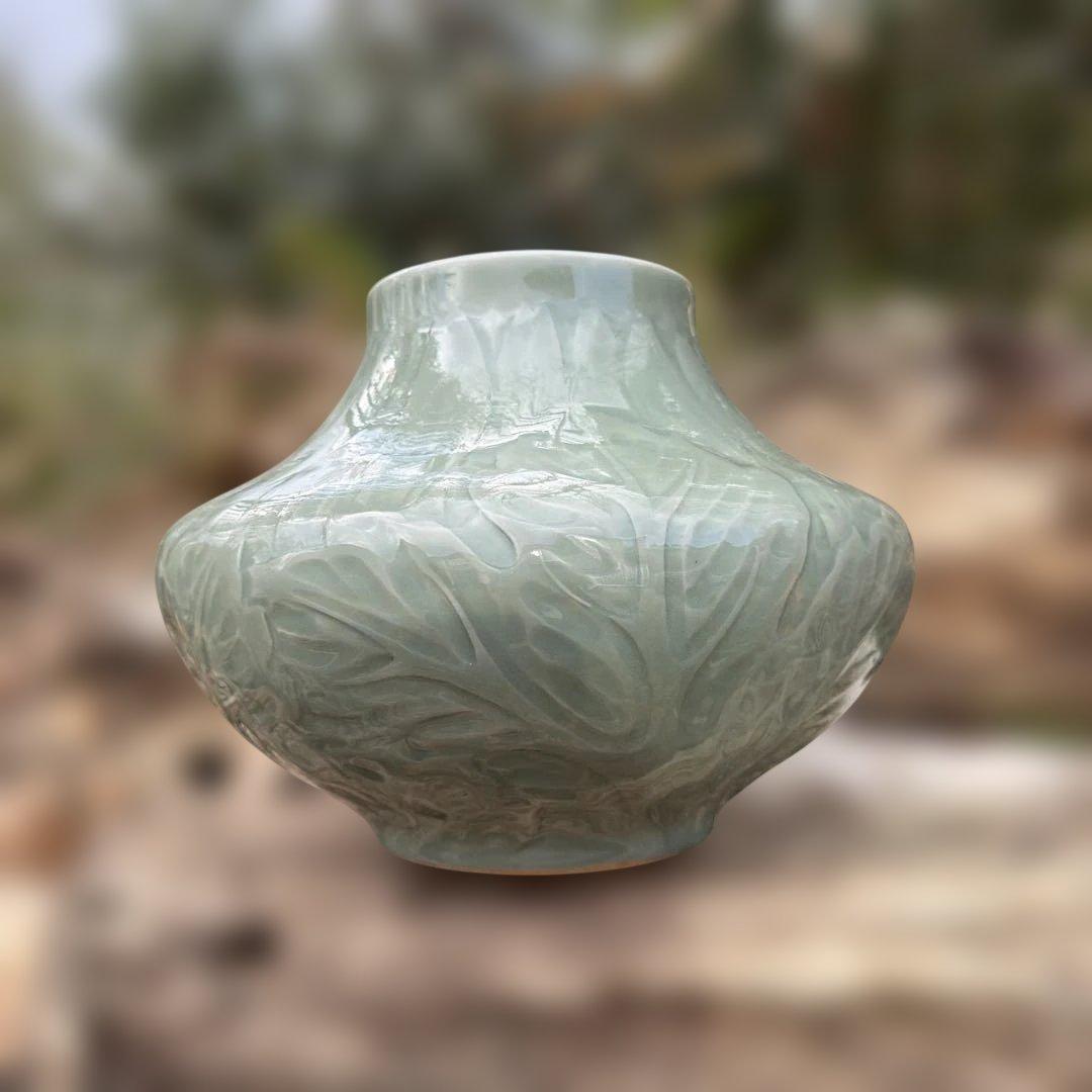 三田青磁　浮牡丹文様花瓶　陽刻　【共箱】