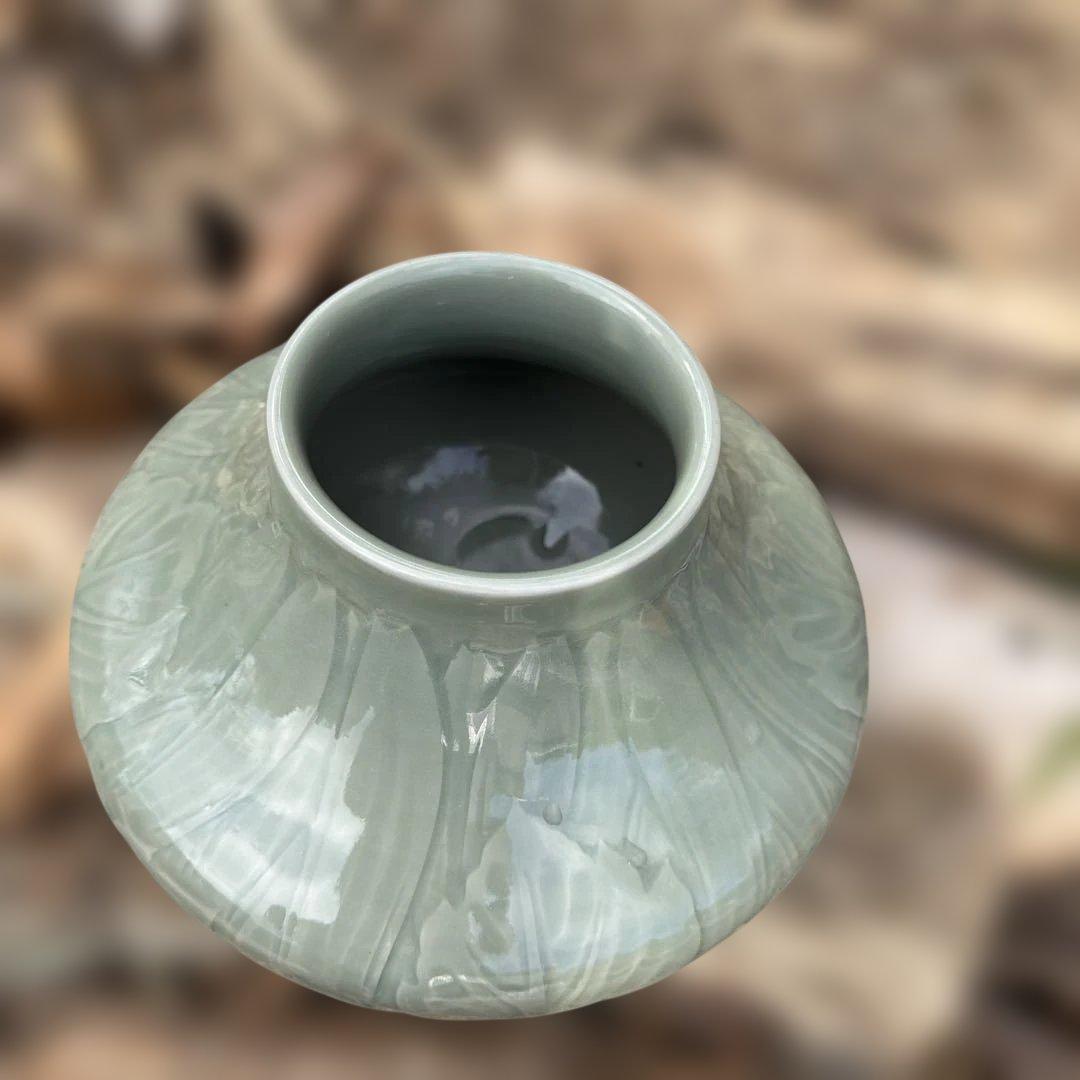 三田青磁　浮牡丹文様花瓶　陽刻　【共箱】