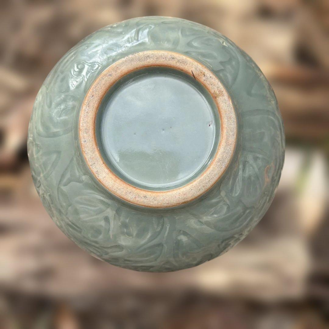 三田青磁　浮牡丹文様花瓶　陽刻　【共箱】