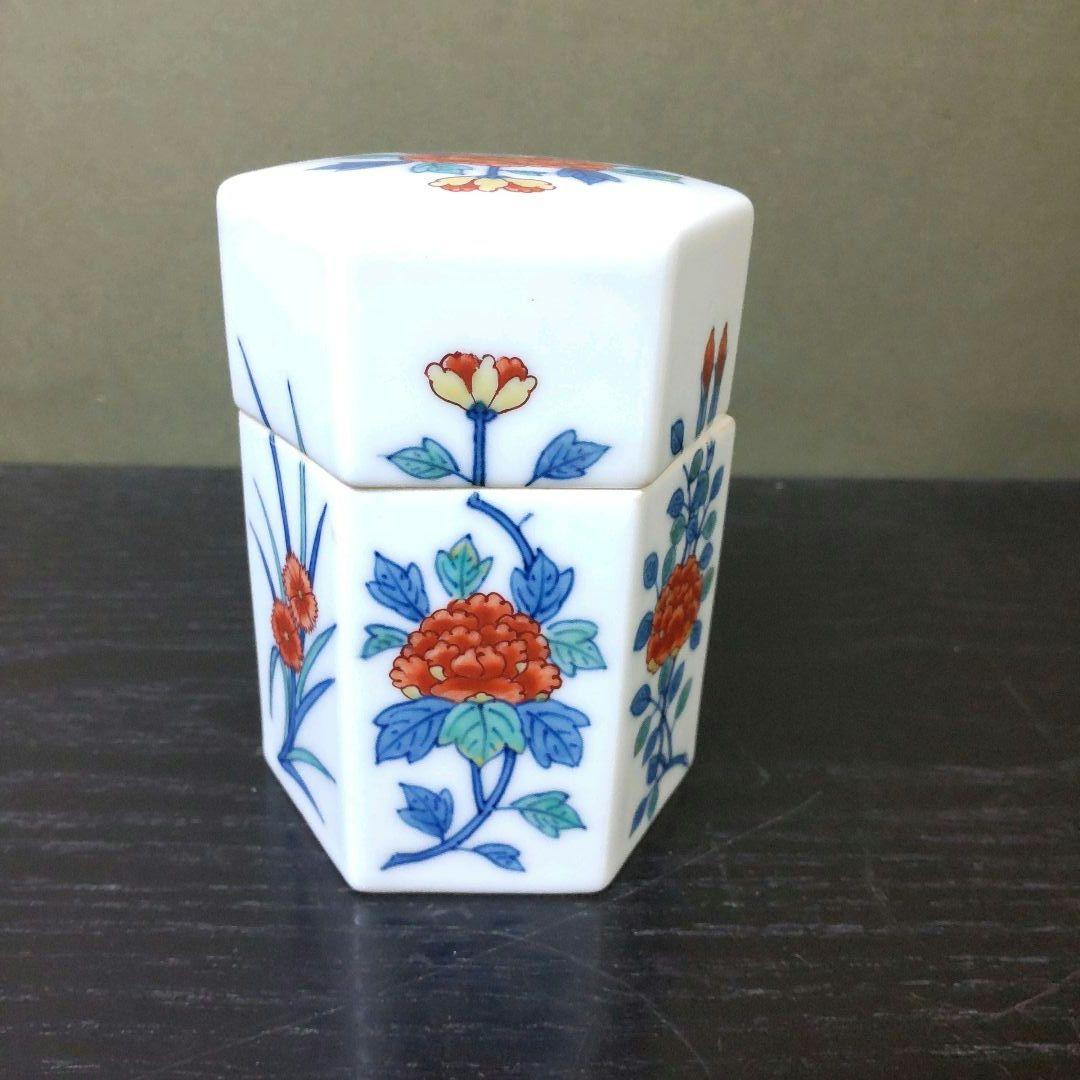 （980）★有田焼無形文化財★十二代 今泉今右衛門★ 錦赤絵六角蓋物★破魔オマケ