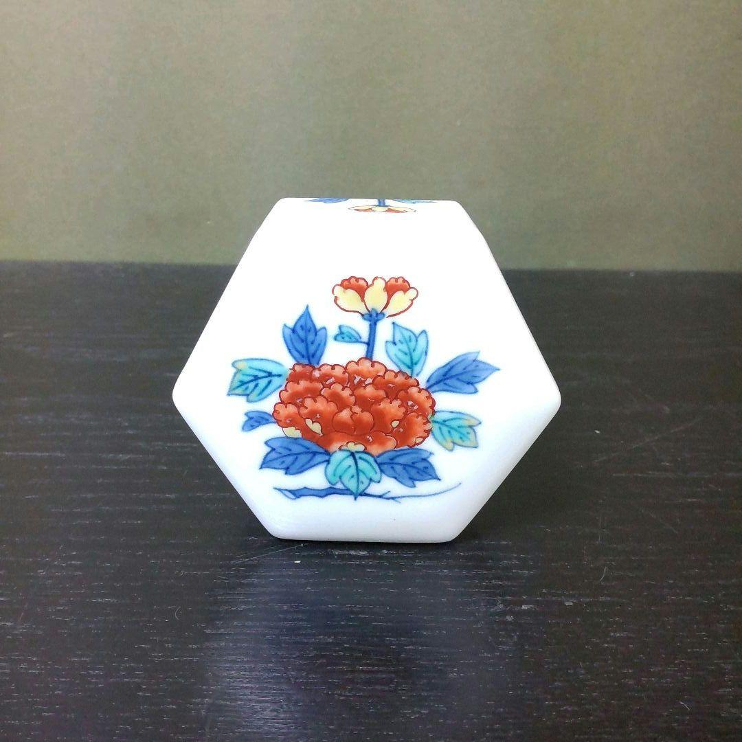 （980）★有田焼無形文化財★十二代 今泉今右衛門★ 錦赤絵六角蓋物★破魔オマケ