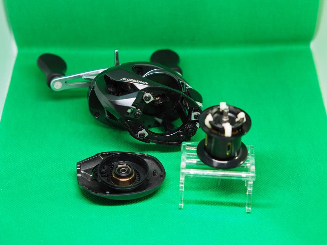 【日本製】 超美品 シマノ 15アルデバラン50 右ハンドル 自重135g